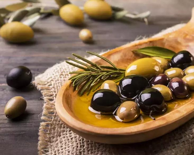 В чем разница между маслинами и оливками?