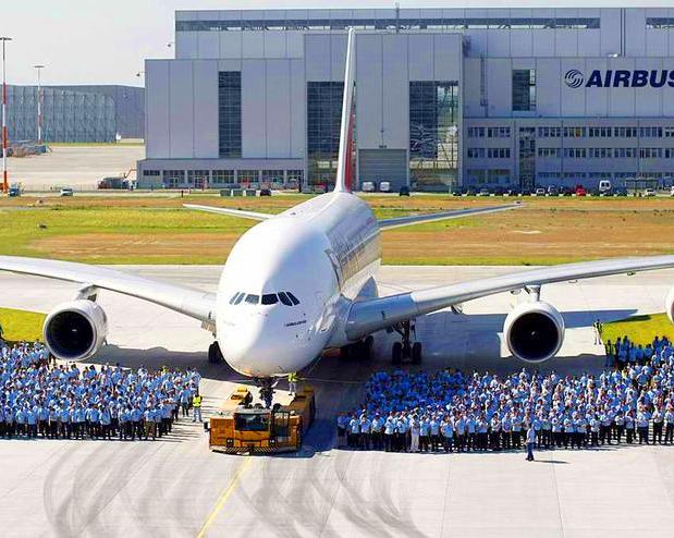 Как выглядит внутри самый большой в мире пассажирский самолет Airbus A380?